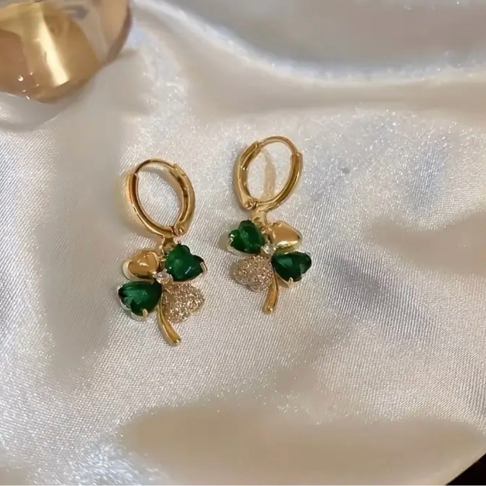 Elegant Gold Green Clover Earrings - Picture 4 of 5